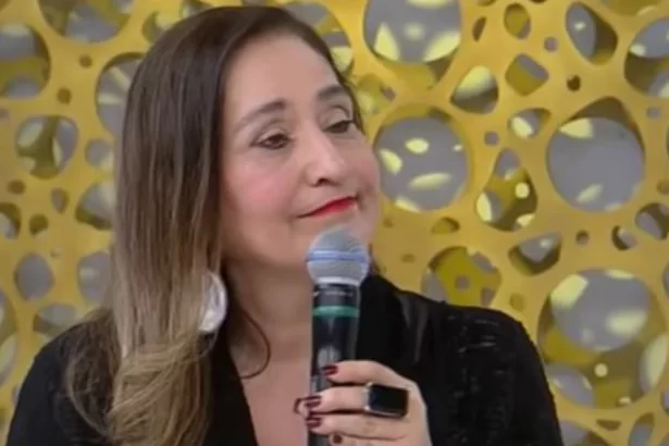 Sonia Abrão com microfone da mão no palco do SuperPop