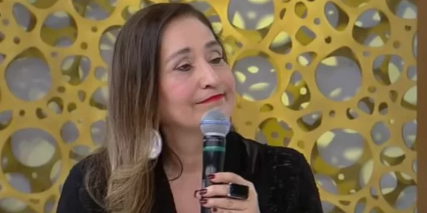 Sonia Abrão com microfone da mão no palco do SuperPop