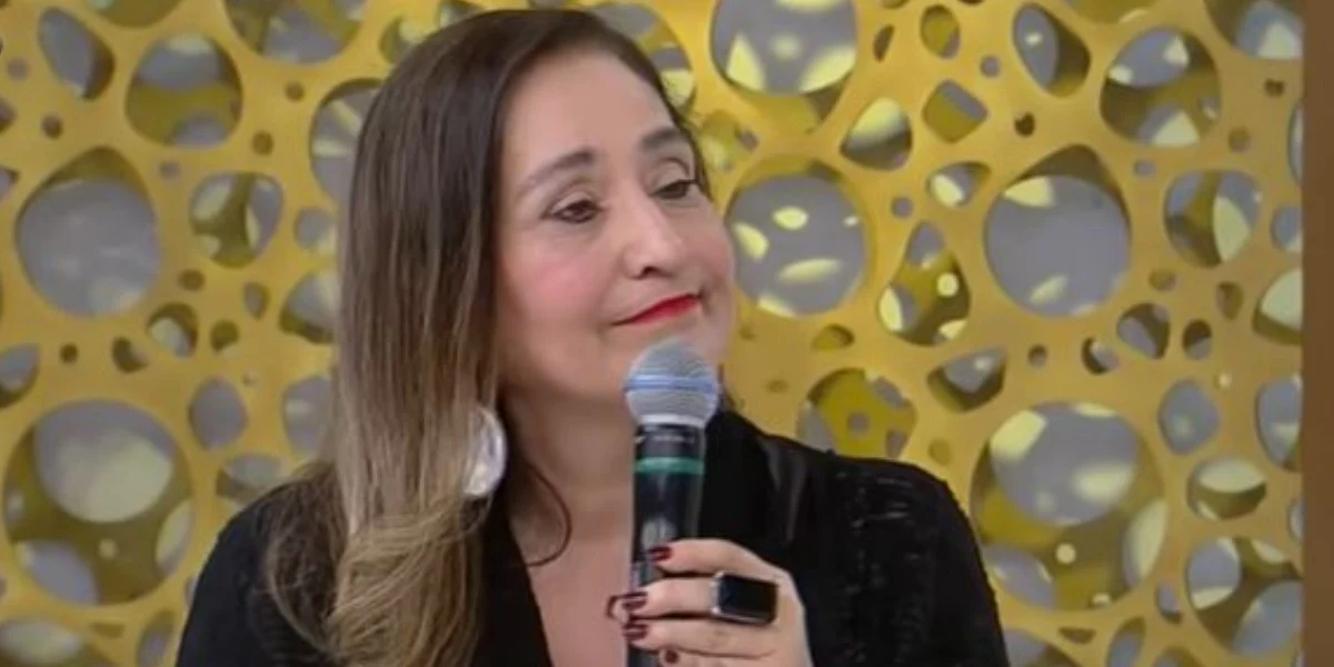 Sonia Abrão com microfone da mão no palco do SuperPop