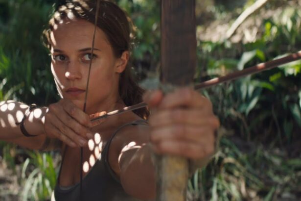 Trecho do filme Tomb Raider: A Origem, exibido pela TV Globo no Domingo Maior