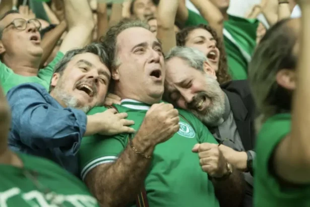 Tony Ramos, Ary França e Cássio Gabus Mendes com a camisa do palmeiras durante a gravação do filme '45 do Segundo Tempo'