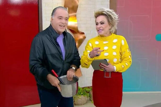 Tony Ramos e Ana Maria Braga em pé, nos estúdios do Mais Você. O ator segura uma panela nas mãos