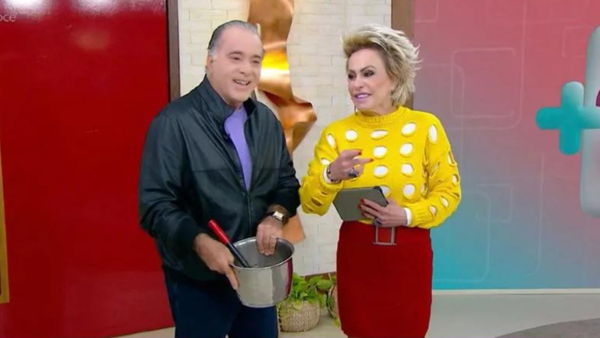 Tony Ramos e Ana Maria Braga em pé, nos estúdios do Mais Você. O ator segura uma panela nas mãos