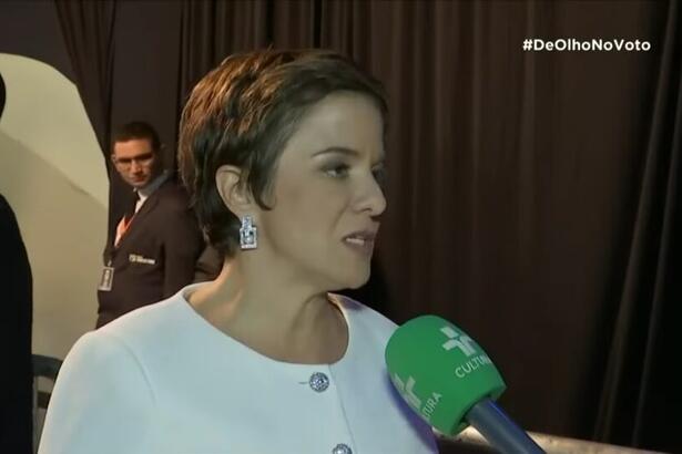 Vera Magalhães fala ao microfone da TV Cultura sobre as ofensas de Jair Bolsonaro no Debate da Band