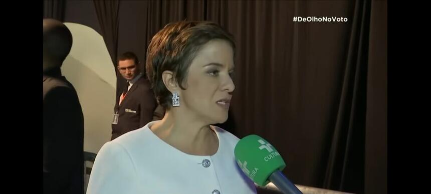 Vera Magalhães fala ao microfone da TV Cultura sobre as ofensas de Jair Bolsonaro no Debate da Band