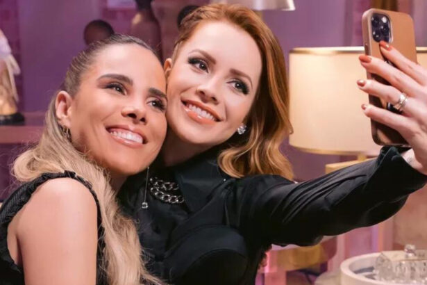 Wanessa Camargo e Sandy abraçadas fotografando