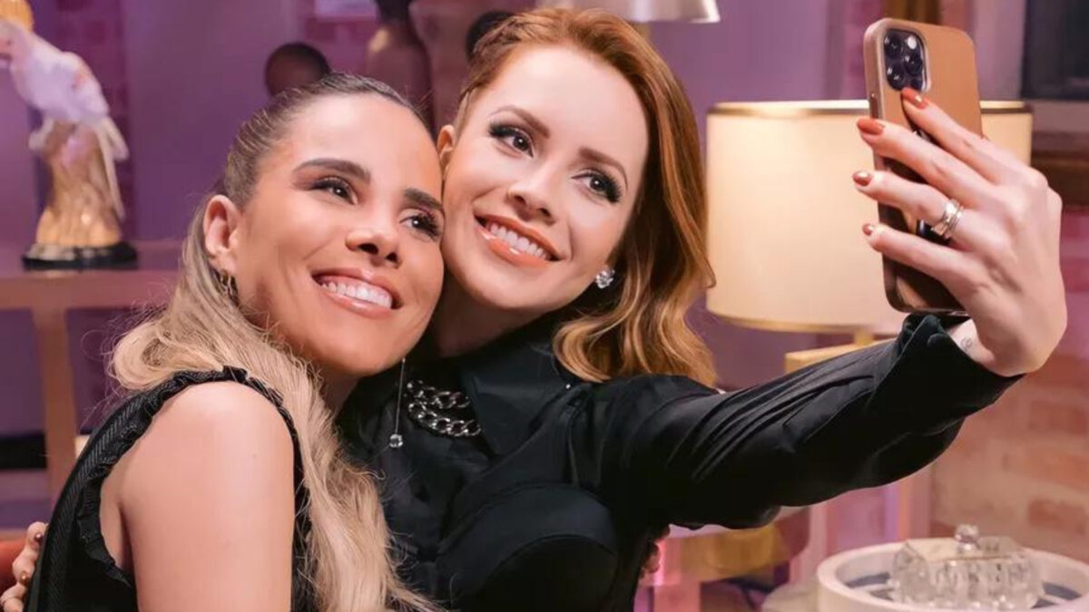 Wanessa Camargo e Sandy abraçadas fotografando