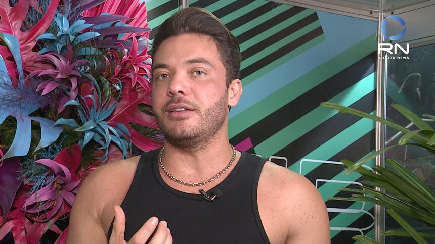 Wesley Safadão veste camiseta preta em entrevista à Record News