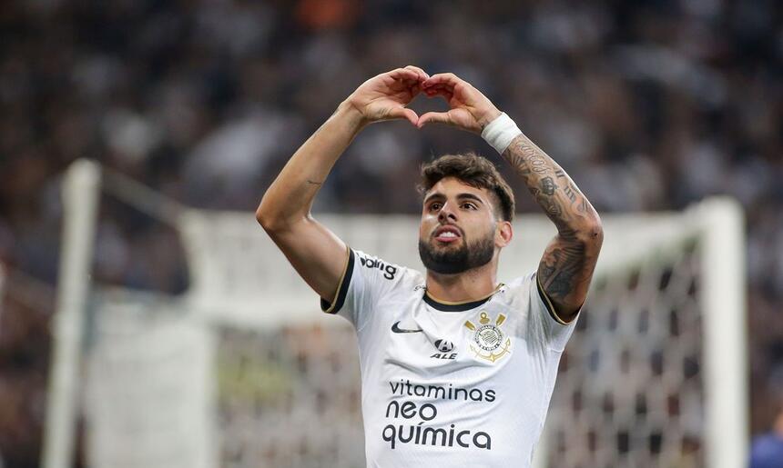 Yuri Alberto comemorando um dos gols pelo Corinthians fazendo um coração com as mãos