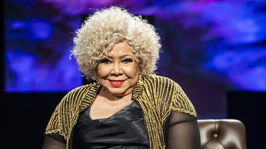 Alcione sentada em uma cadeira durante entrevista para o Conversa com Bial