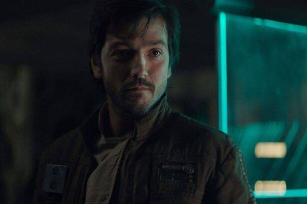 Diego Luna em cena de Andor