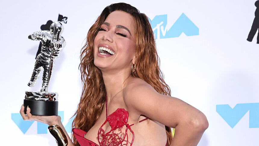 Anitta segurando a estatueta do VMA 2022