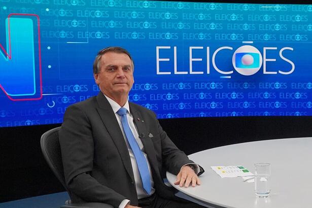 Jair Bolsonaro sorrindo na bancada do Jornal Nacional da TV Globo