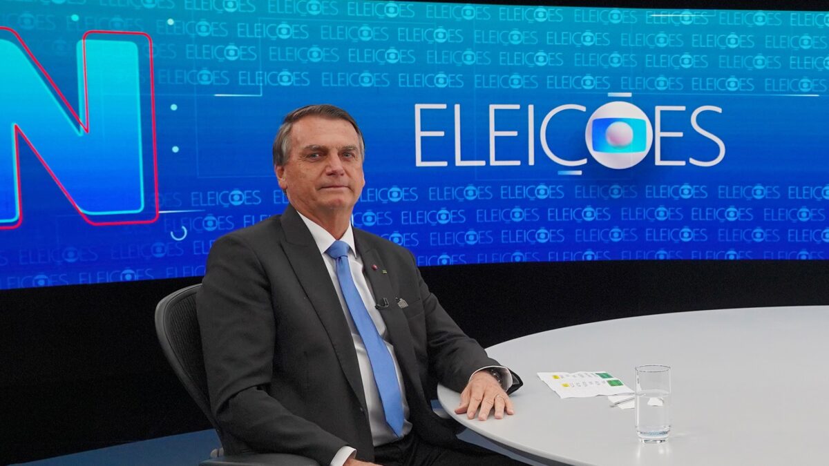 Jair Bolsonaro sorrindo na bancada do Jornal Nacional da TV Globo