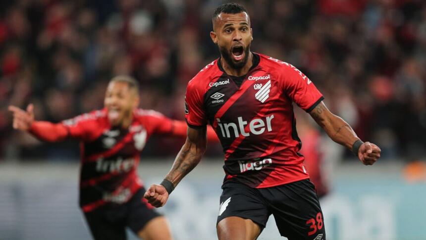 Alex Santana comemorando o gol da vitória do Athletico/PR contar o Palmeiras pela Libertadores