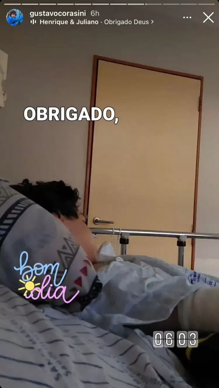 Gustavo Corasini deitado na cama do hospital, em print do stories do Instagram