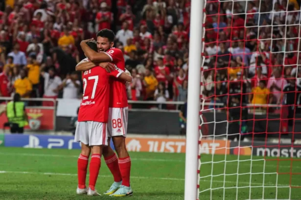 Jogadores do Benfica comemorando gol em partida pela Liga dos Campeões, em jogo contra o Dínamo de Kiev