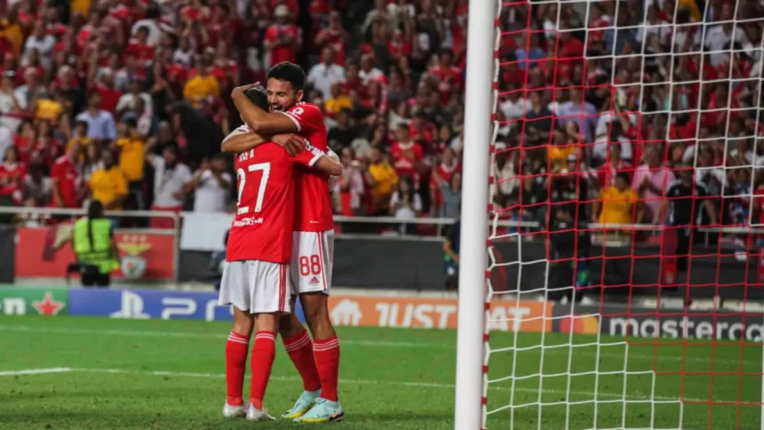Jogadores do Benfica comemorando gol em partida pela Liga dos Campeões, em jogo contra o Dínamo de Kiev