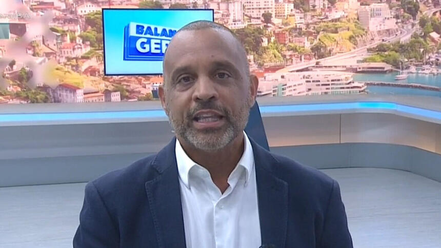 Bocão com a cabeça raspada apresentando o Balanço Geral BA
