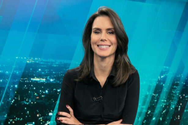 Camila Busnello na bancada do JR News, principal telejornal da Record News