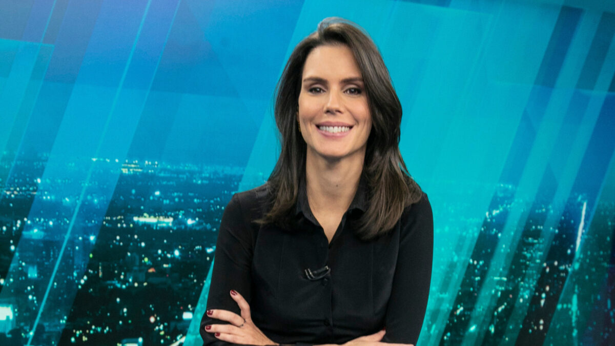 Camila Busnello na bancada do JR News, principal telejornal da Record News