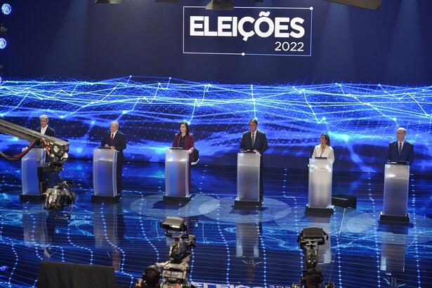 Luiz Felipe D'Avila (Novo), Luiz Inácio Lula da Silva (PT), Simone Tebet (MDB), Jair Bolsonaro (PL), Soraya Thronicke (União Brasil) e Ciro Gomes (PDT) posicionados no centro do palco do Debate na Band