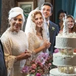 Geraldo, Santa, Arminda e Inácio por trás da mesa do bolo de casamento no capítulo final de Além da Ilusão