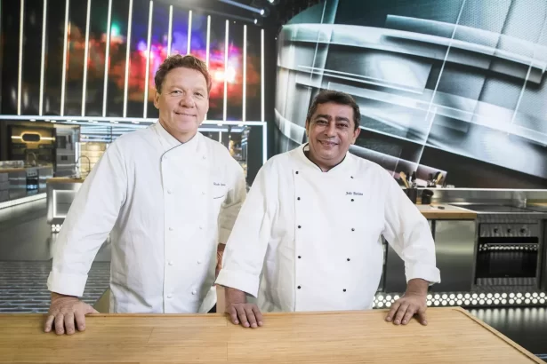 Claude Troisgros e Batista juntos em uma cozinha