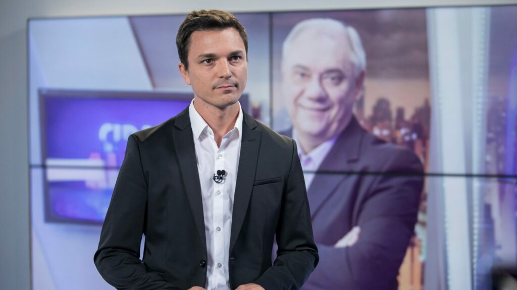 Diogo Esteves no palco de um programa especial sobre Marcelo Rezende