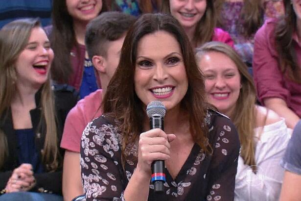 Laura Muller em trecho de uma participação no programa Altas Horas, com a plateia ao fundo