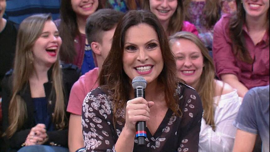 Laura Muller em trecho de uma participação no programa Altas Horas, com a plateia ao fundo