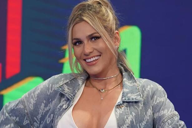 Lívia Andrade em trecho de sua participação no programa Caldeirão com Mion