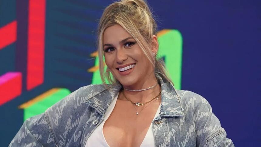 Lívia Andrade em trecho de sua participação no programa Caldeirão com Mion