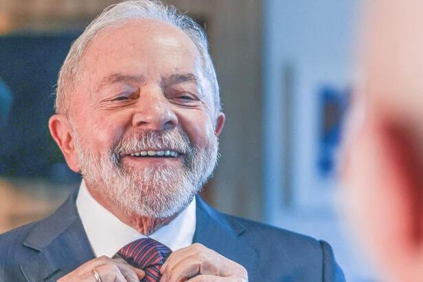 Lula mexendo na gravata se preparando para a entrevista no Jornal Nacional