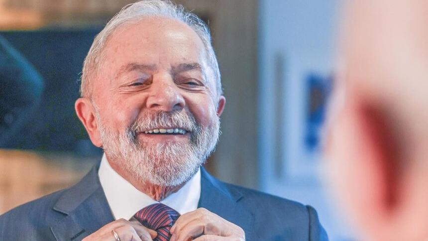 Lula mexendo na gravata se preparando para a entrevista no Jornal Nacional