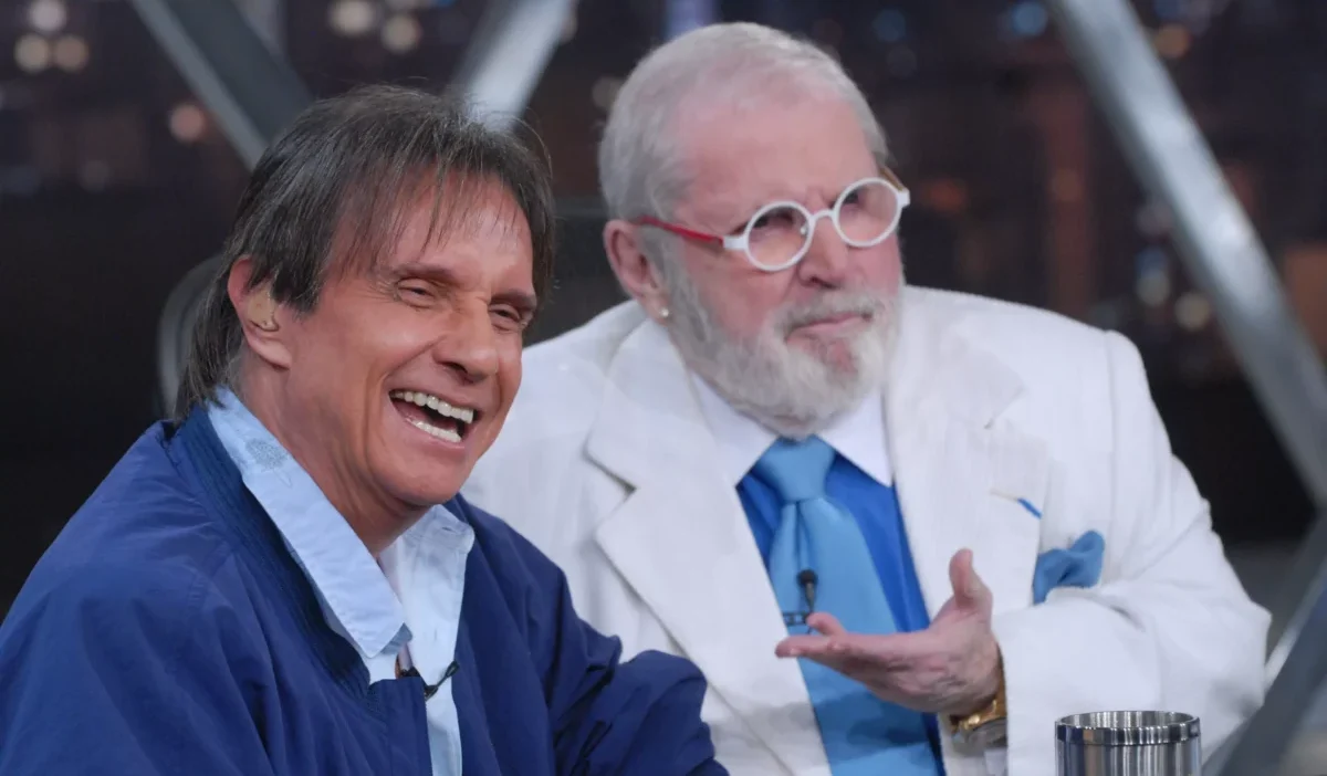 Roberto Carlos ao lado de Jô Soares, em um dos trechos do Programa do Jô