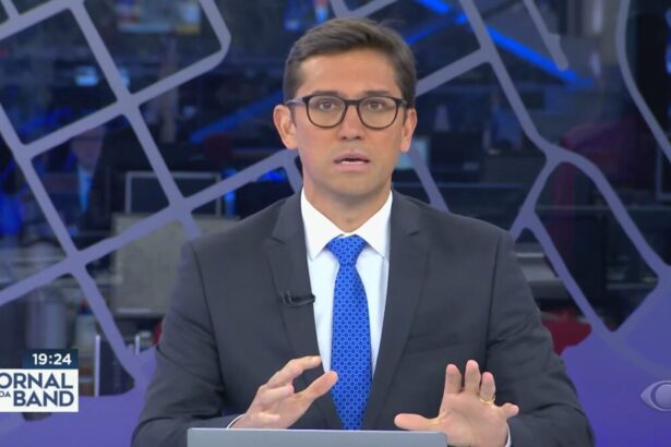 Rodolfo Schneider na bancada do Jornal da Band