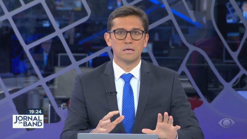 Rodolfo Schneider na bancada do Jornal da Band