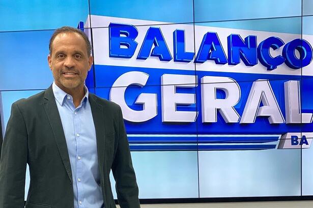 Zé Eduardo Bocão nos estúdios do Balanço Geral BA, em frente ao telão