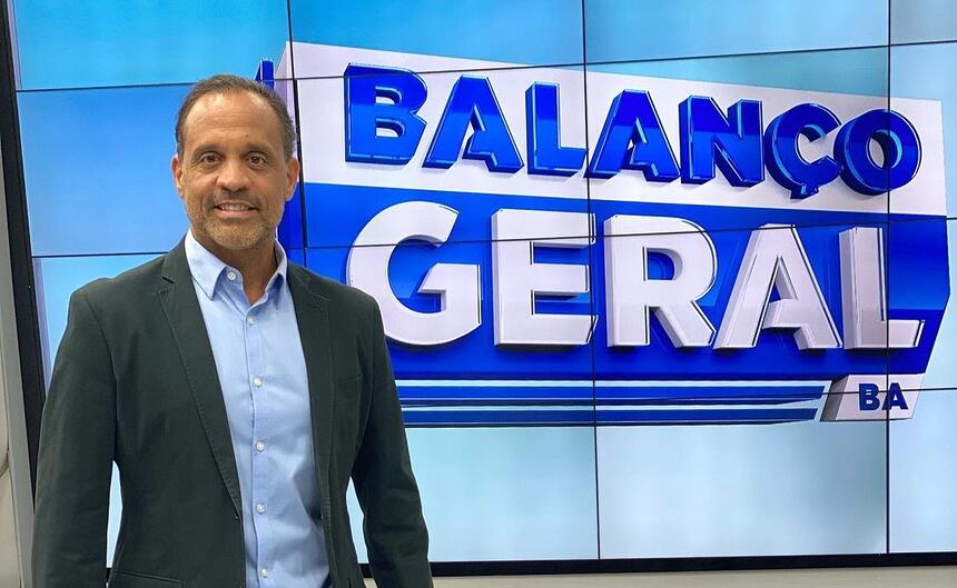 Zé Eduardo Bocão nos estúdios do Balanço Geral BA, em frente ao telão