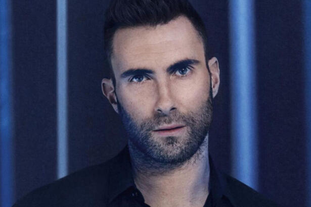 Adam Levine com um olhar sério