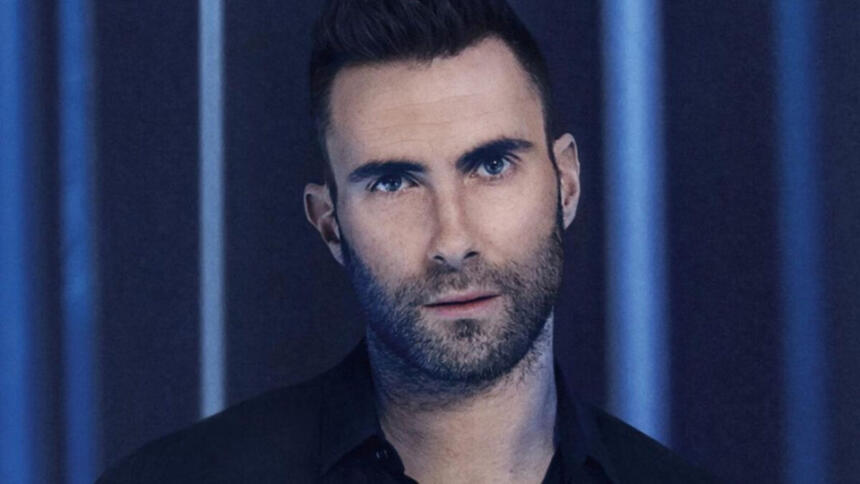 Adam Levine com um olhar sério