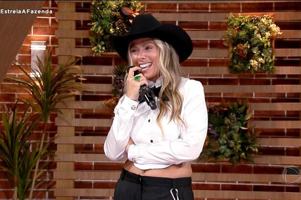Adriane Galisteu com o dedo na boca na estreia de A Fazenda 14