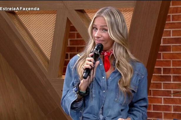 Adriane Galisteu com o microfone em mãos participando da Pré-Estreia de A Fazenda 14