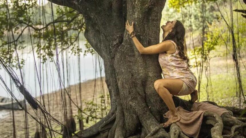 Alanis Guillen em cena de Pantanal