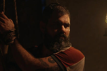 Juliano Cazarré, como Alcides, em trecho da novela Pantanal com as mãos amarradas