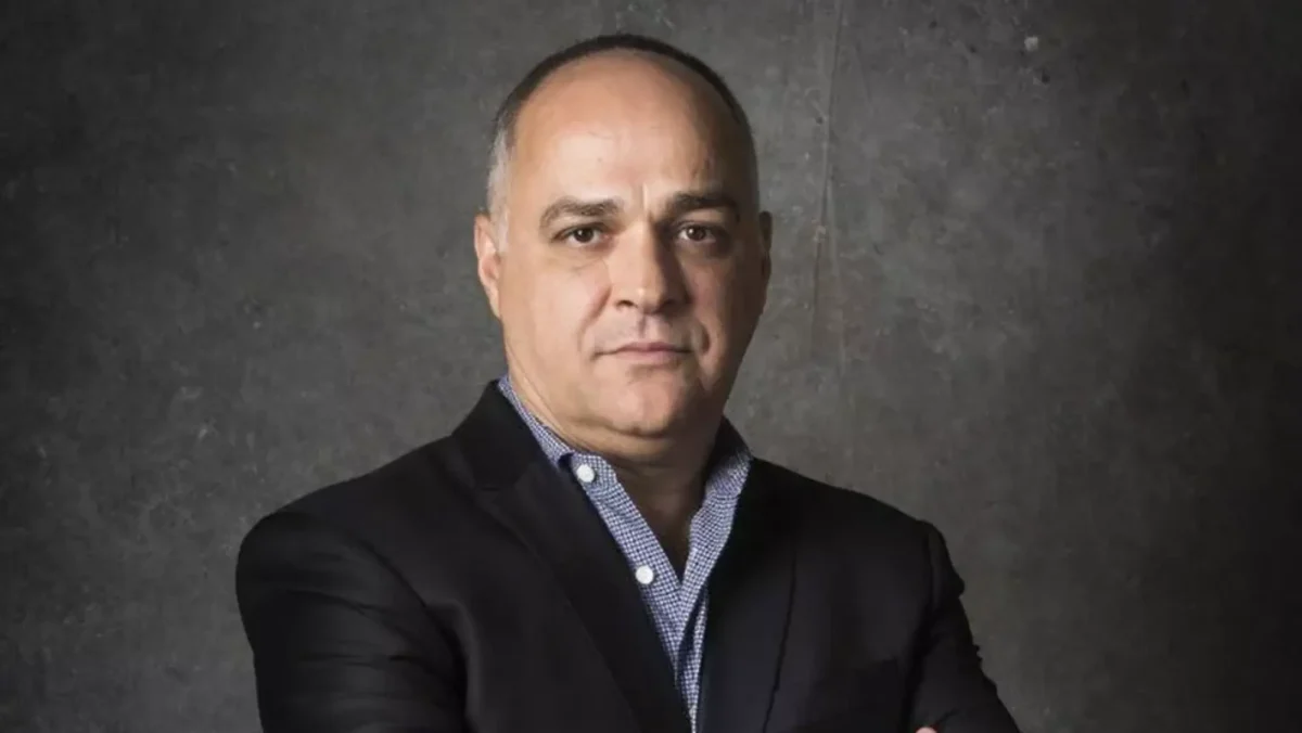 Amauri Soares de blazer preto, camisa social cinza, de braços cruzados durante ensaio fotográfico para Globo