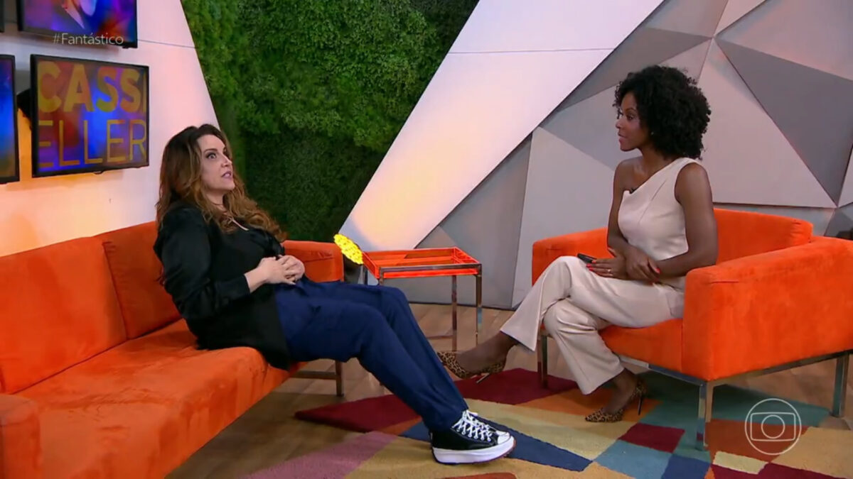 Ana Carolina conversando com Maju Coutinho no Fantástico