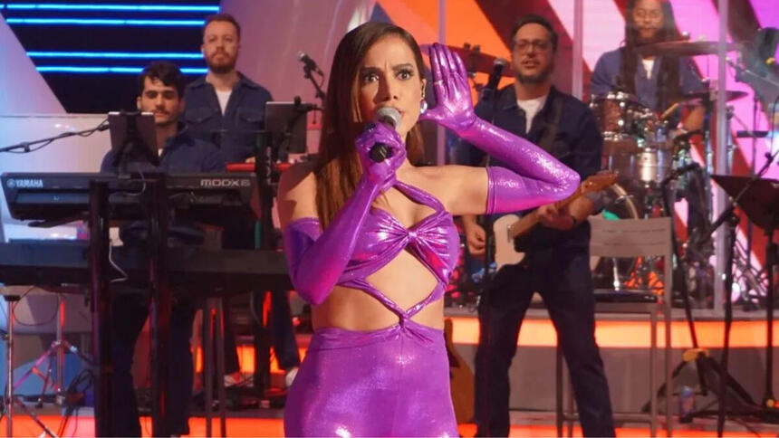 Anitta se apresentando no palco do Caldeirão