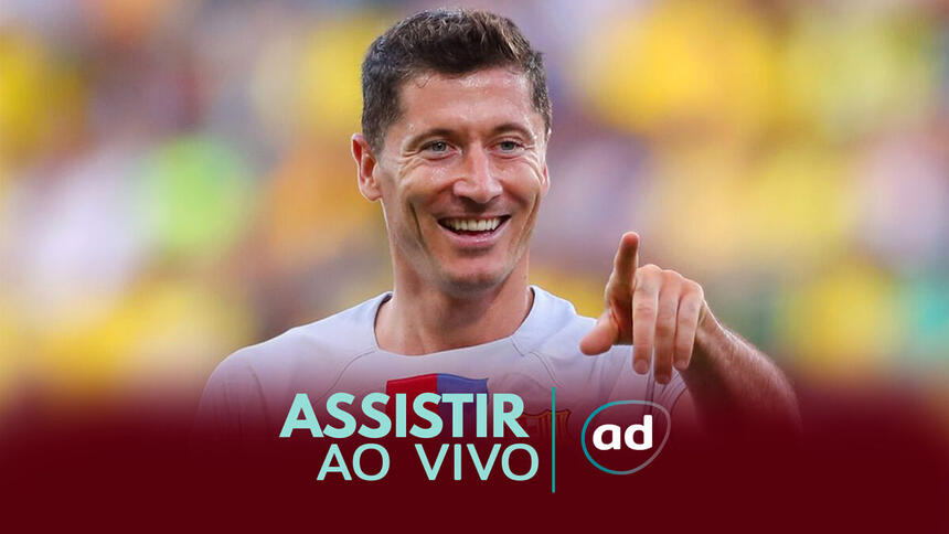 Lewandowski apontando o dedo para frente, vestindo a camisa do Barcelona